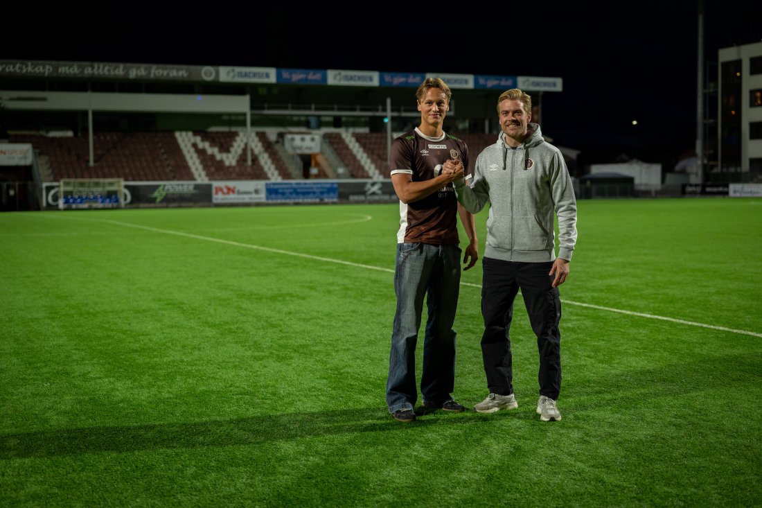 Sportssjef Eirik Ulland er tydelig fornøyd med signeringen. Foto: Stine Smyklemyr
