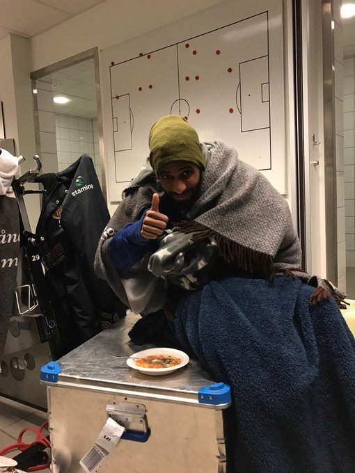 En forfrossen Amahl Pellegrino måtte få hjelp av Røde Kors etter parodien av en fotballkamp. Foto: Christian Gauseth