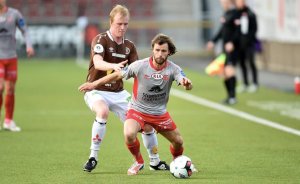 Erik Midtgarden var bare 28 år da dette bildet ble tatt. Her i duell med Strømmens Stian Rasch under kamp i OBOS-ligaen mot Strømmen 17. april 2016.