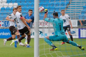 Sosha Makani holdt MIF lenge inne i kampen mot Molde. Foto: NTB