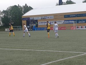 MIF2s nummer 12, Trym Erstad, er født i 2007 og fikk bryne seg på hjemmelagets Runar Normann, tidligere proff i Premier League og 29 år eldre.