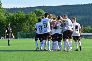 MIF-laget samler seg rundt målskårer Ibrahim Shuaibu. Foto: Rune Folkedal, DT