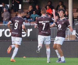 Sander Bratvold gratuleres av mer rutinerte lagkamerater etter skåring mot Raufoss 04.08.22. Foto: Birger Marius Kristiansen
