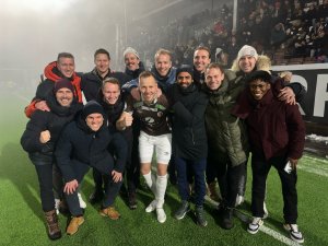 Mange fra Alle Gutta-laget stilte opp før kampen mot Jerv lørdag. 
Bak fra venstre: Martin Strange, Ulrik Arneberg, Ivar Forn, Erik Midtgarden, Andreas Håskjold, Christian Gauseth.
Foran fra venstre: Stian Rasch, Stian Aasmundsen, Mads Gundersen, Joackim Olsen Solberg, Kinni Grewal, Magnus Sylling Olsen, Vamouti Diomande.