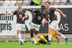 Simon Appiah var banens beste kampen mellom Mjøndalen og Start på Consto Arena. Foto: Tor Erik Schrøder / NTB