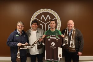 Fra venstre: Sponsorsjef i KIWI Espen Eriksen, daglig leder i MIF Fotball Ronny Johnsen, butikksjef i KIWI Mjøndalen Steffen Myrvang, daglig leder i Mjøndalen Idrettsforening Svein Erik Gevelt