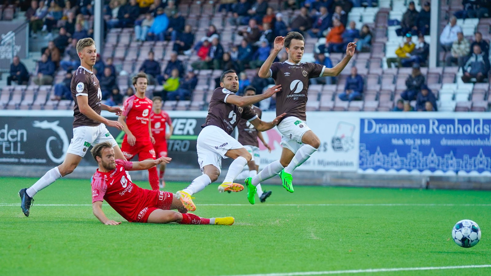 Mjøndalen 20221008. Branns Bård Finne under fotballkampen 1. divisjon mellom Mjøndalen og Brann på Mjøndalen stadion i Mjøndalen. Foto: Lise Åserud / NTB