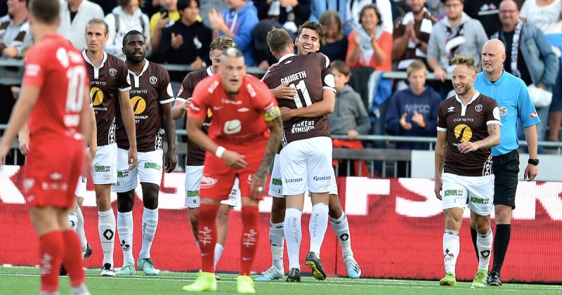 Dragsnes omfavnes etter sitt 2-0-mål mot Brann i 2019. Foto: Digitalsport