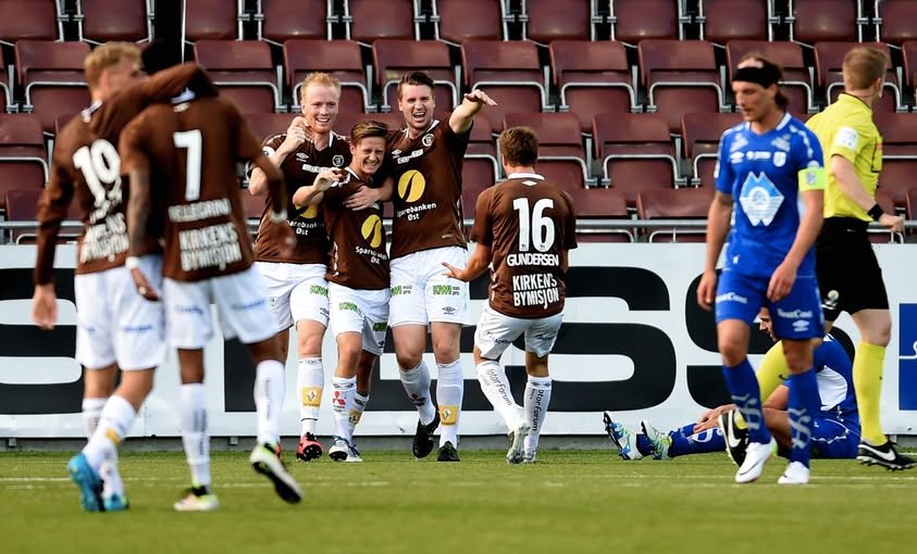 Erik Midtgarden har spilt mot Hødd før. Her jubler han sammen med Mathias Fredriksen, Christian Gauseth og Mads Gundersen mens Jonathan Lindseth og Amahl Pellegrino klemmer på hverandre. Midtgarden laget MIFs første mål i kampen som endte med 3-0 til MIF.