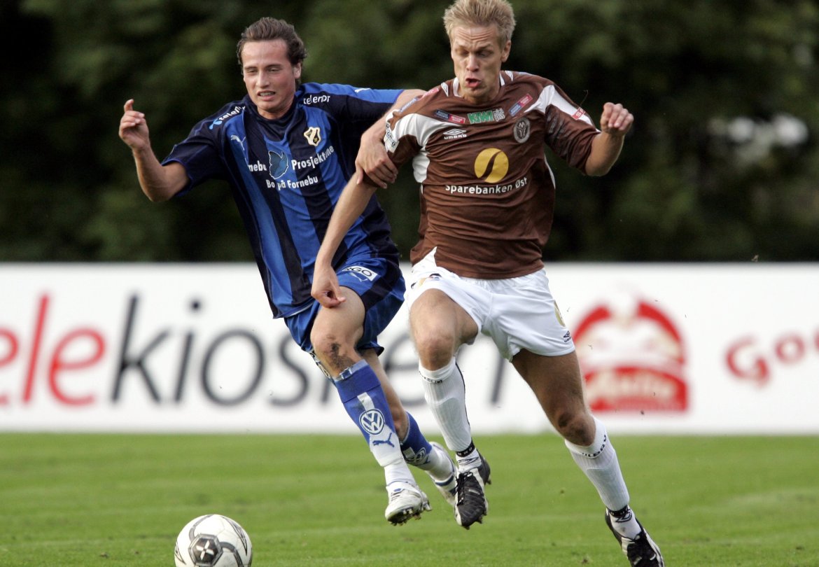 Mikkel Diskerud og Mads Hansen i kamp om ballen i 2. div.-kampen mellom Mjøndalen og Stabæk 2 i 2008.