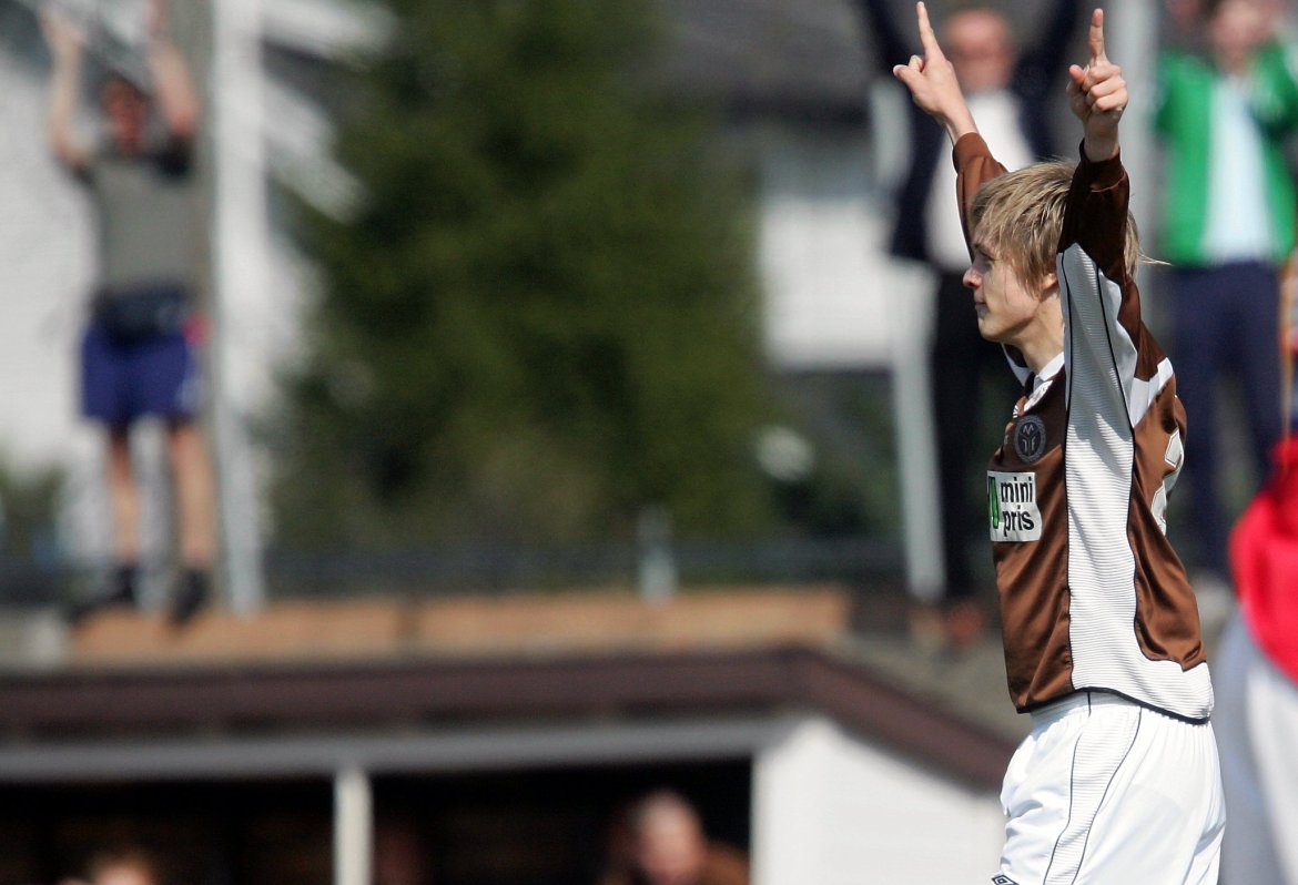 Mads Hansen jubler for scoring i hjemmekampen mot Jevnaker i 2006. Kampen endte 5-2 til MIF.