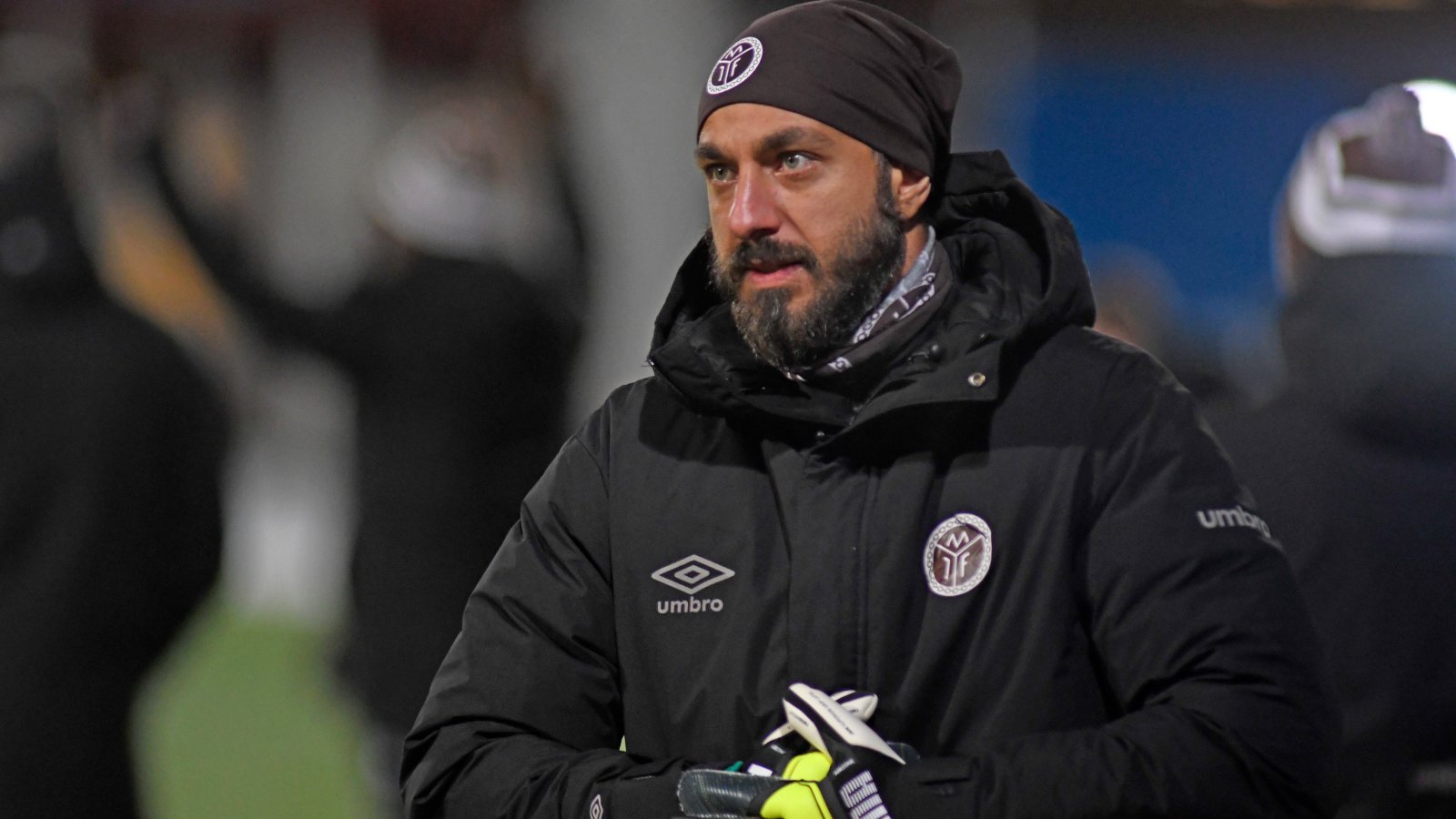 Tromsø 20211024. Mjøndalens keeper Sosha Makani satt på benken under eliteseriekampen i fotball mellom Tromsø og Mjøndalen på Alfheim Stadion. Foto: Rune Stoltz Bertinussen / NTB