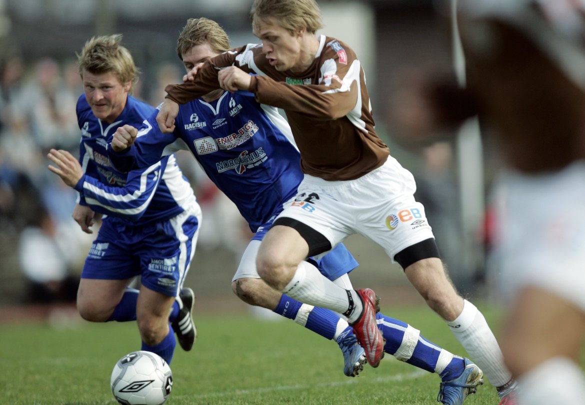 Mads Hansen forserer to Åmot-spillere.