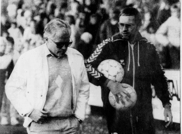 Grublende sammen med trenerkollega Boye Skistad etter 0-1 mot Viking i nest siste serierunde. Men trenerduoen ledet MIF til sølv i 1. divisjon i 1986. Faksimile: Fremtiden 13.10.86