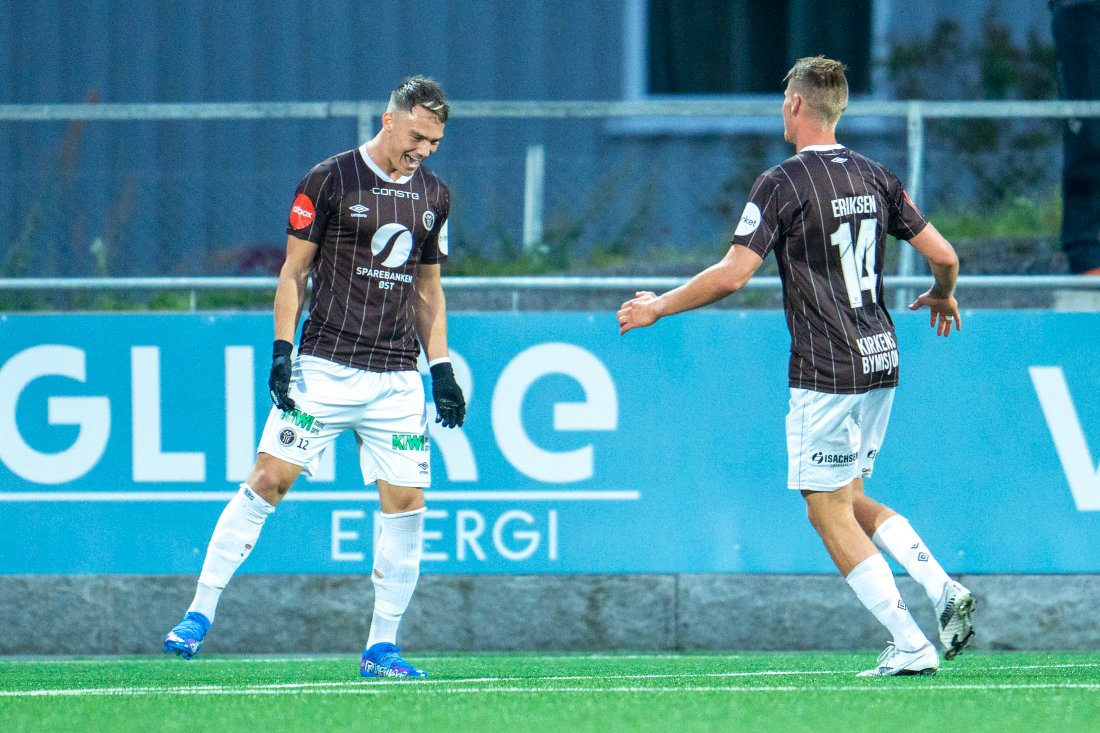 Markus Nakkim og Kent Håvard Eriksen jubler for målet de skåret sammen. Foto: Terje Pedersen / NTB