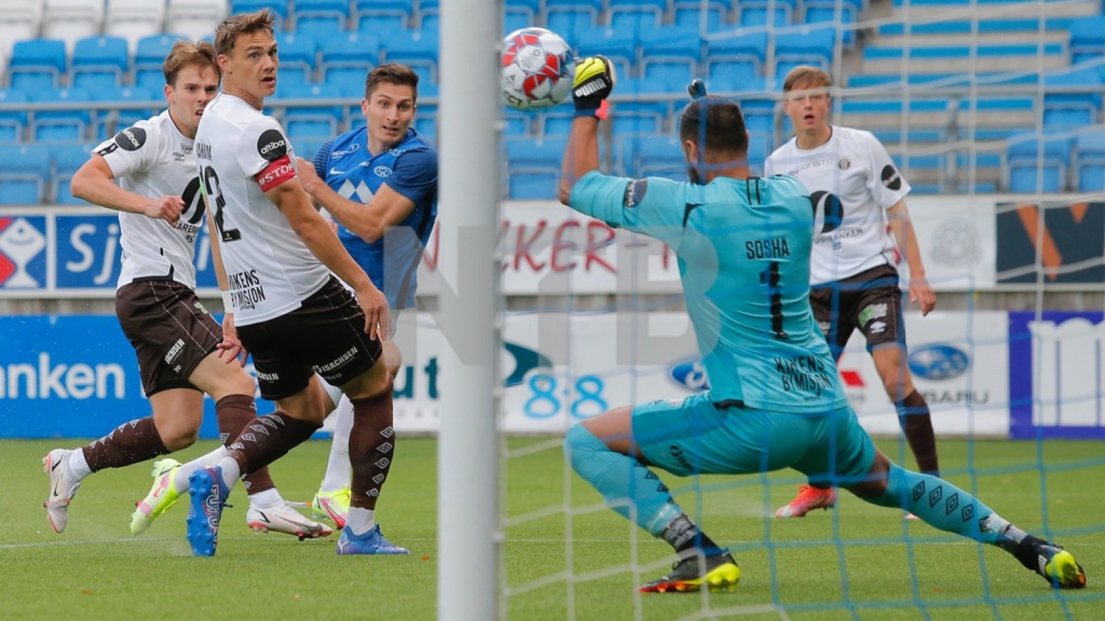 Sosha Makani holdt MIF lenge inne i kampen mot Molde. Foto: NTB