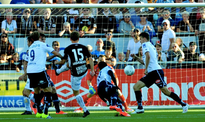 Fotball , 30. august 2015 , Eliteserien , Tippeligaen , Mjøndalen - StrømsgodsetHer scorer Stian Aasmundsen , MIF