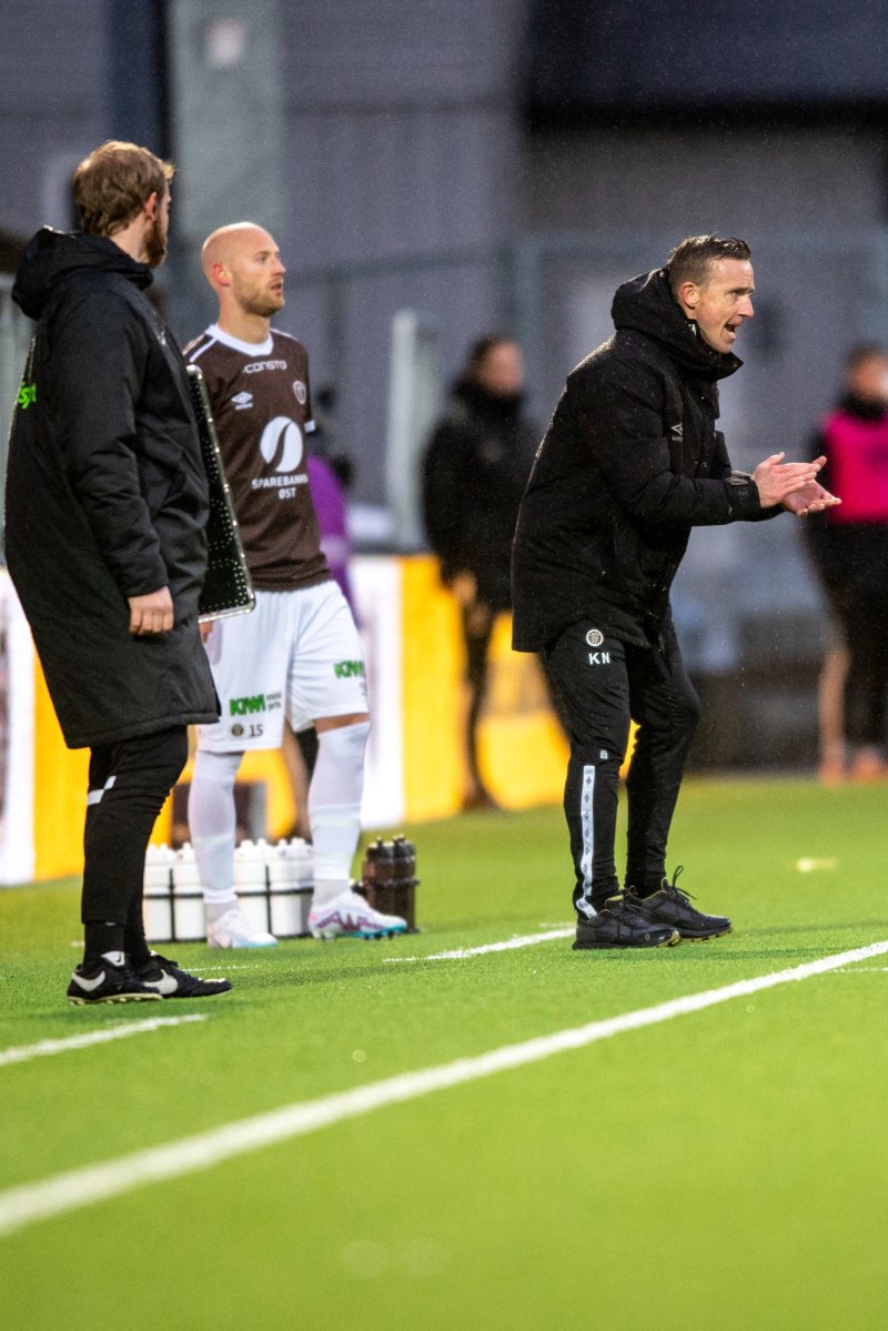 Oslo 20230424. Mjøndalens trener Kevin Nicol under 1.divisjonskampen i fotball mellom Mjøndalen og Fredrikstad på Consto arena.Foto: Annika Byrde / NTB