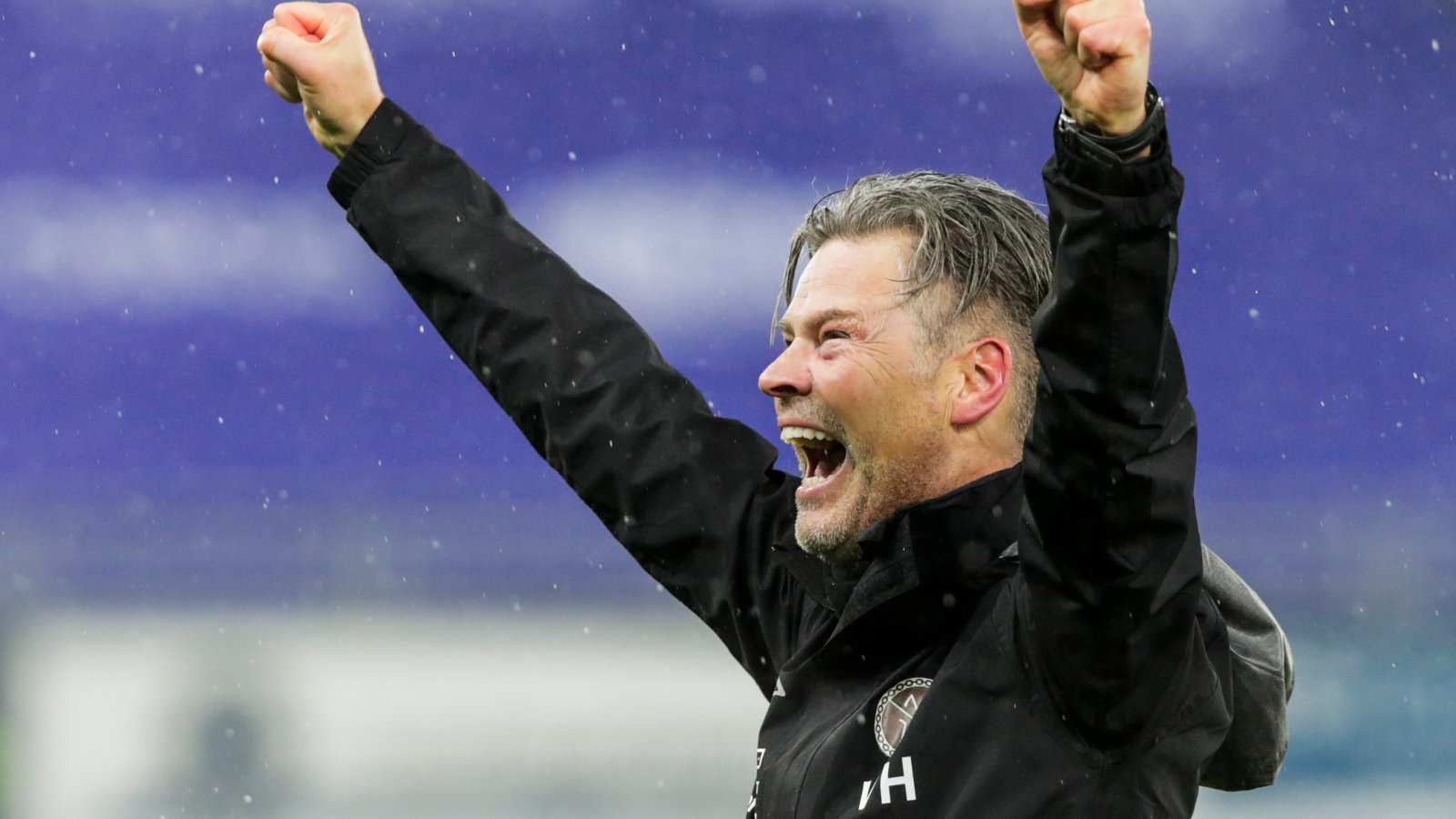 281220 Mjøndalen-trener Vegard Hansen etter kvalifiseringskampen til Eliteserien i fotball mellom Mjøndalen og Sogndal på Intility Arena. Foto: Terje Bendiksby / NTB