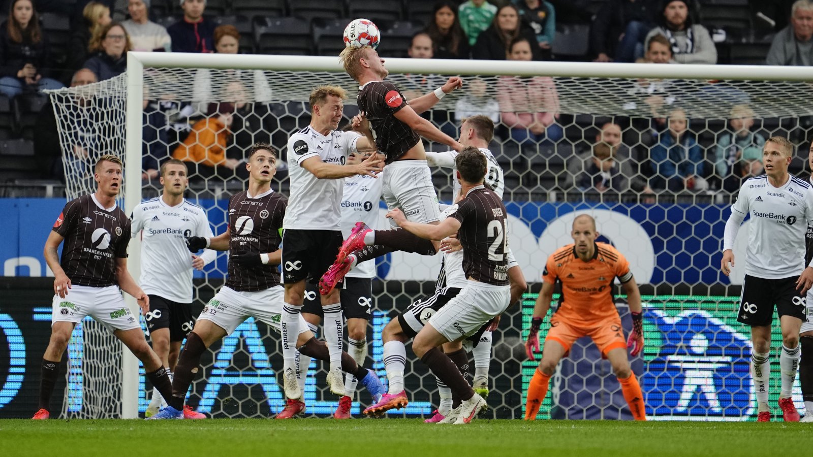 Det ble en hard kamp med mange dueller på Lerkendal søndag. Foto: Ole Martin Wold / NTB