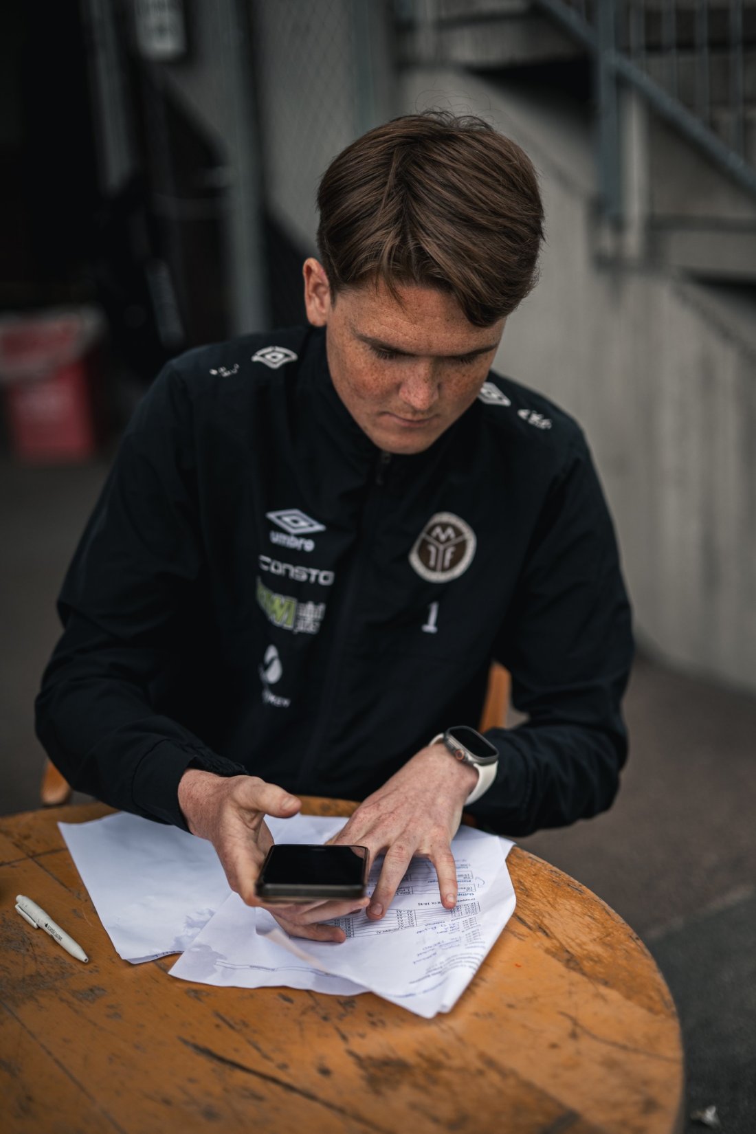 A-lagsmålvakt Peder Klausen hadde full kontroll også i sekretariatet. Foto: Stine-Marie Myklemyr