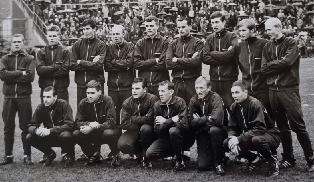 FInalelaget 1968 - lagbilde fra Ullevaal. Bak fra venstre: Runar Nilsen, Jan Erik Larsen, Ole Kristian Olsen, Terje Svendsen, Torbjørn Loe, Hans Jørgen Jensrud, Asbjørn Aulie, Øyvin Brock, Sven Olav Larsen.<br />Foran fra venstre: John Olsen, Boye Skistad, Jan Erik Holmen, Asbjørn Kristiansen, Per Ryghseter, Brede Skistad.