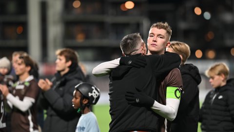 Ned – med flagget til topps